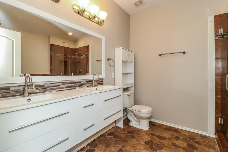 1,770/Mo, 2528 Buffalo Run Burleson, TX 76028 Main Bathroom View