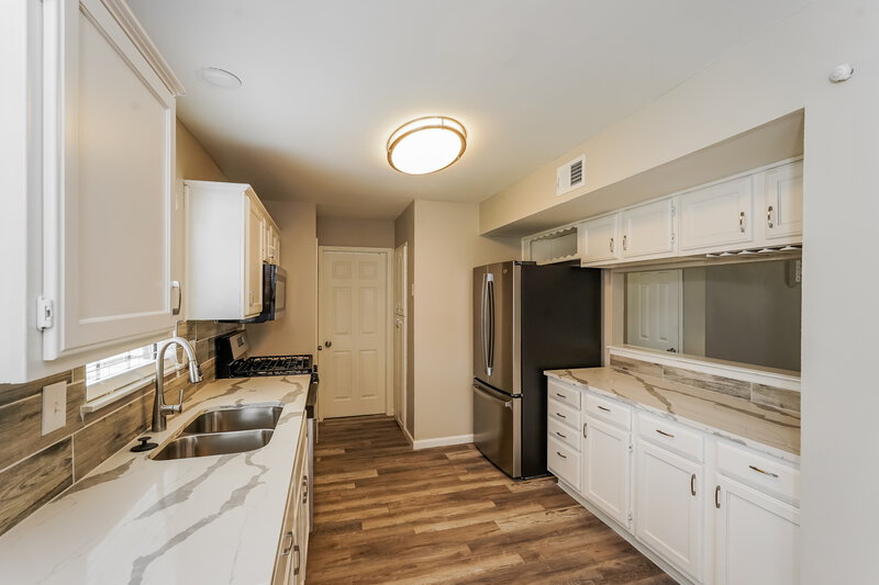 2,240/Mo, 232 Sunset Dr Glenn Heights, TX 75154 Kitchen View 2