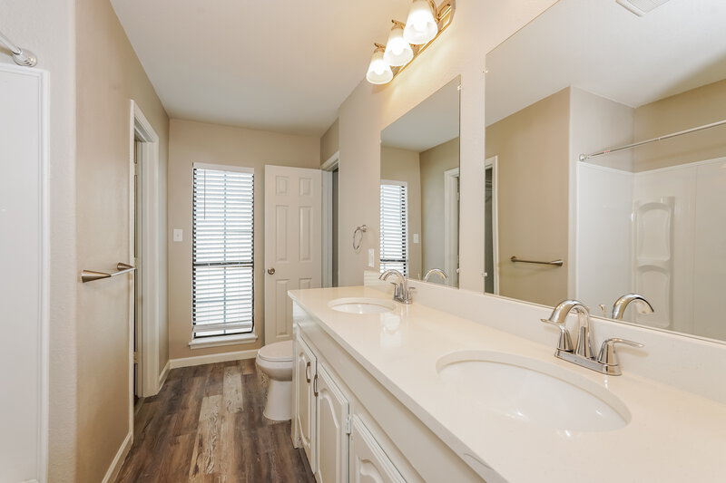 2,240/Mo, 232 Sunset Dr Glenn Heights, TX 75154 Main Bathroom View