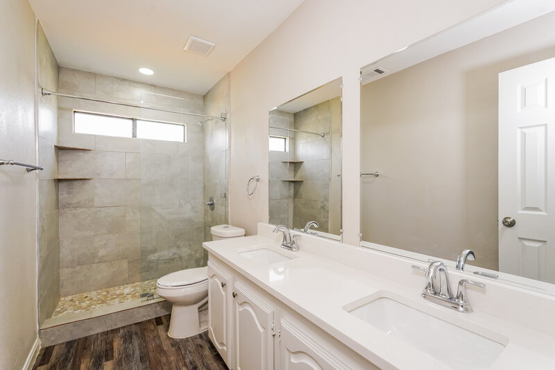 2,240/Mo, 232 Sunset Dr Glenn Heights, TX 75154 Bathroom View