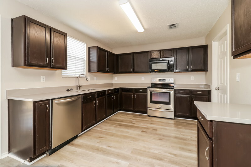 2,485/Mo, 631 Silvertop Rd Arlington, TX 76002 Kitchen View