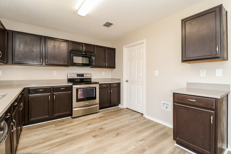 2,485/Mo, 631 Silvertop Rd Arlington, TX 76002 Kitchen View 2