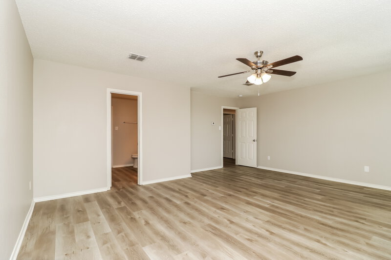 2,485/Mo, 631 Silvertop Rd Arlington, TX 76002 Main Bedroom View