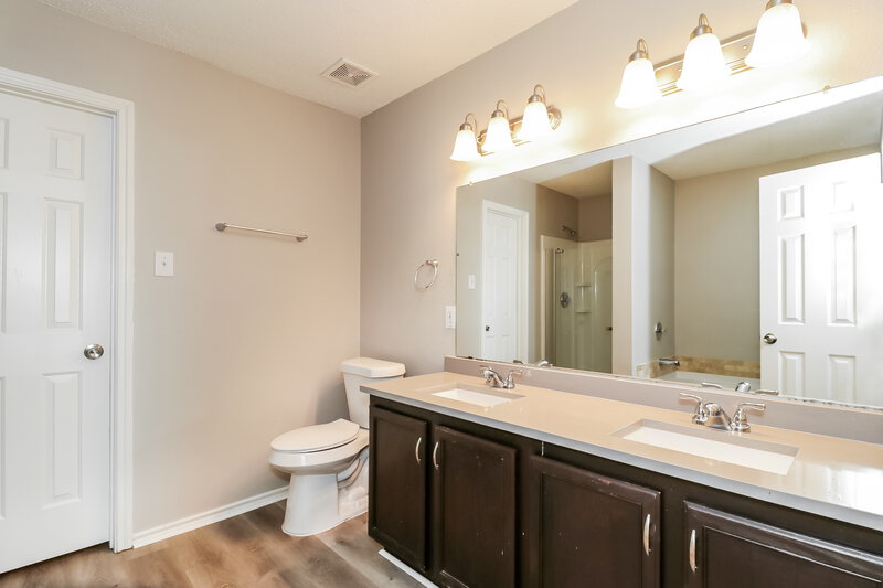 2,485/Mo, 631 Silvertop Rd Arlington, TX 76002 Main Bathroom View