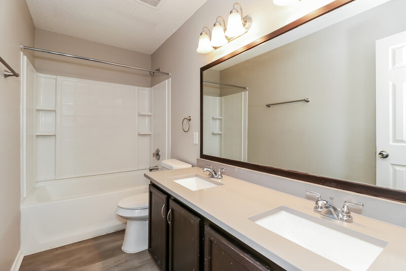 2,485/Mo, 631 Silvertop Rd Arlington, TX 76002 Bathroom View