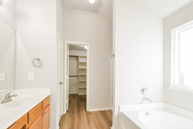 3,310/Mo, 3720 Allison Dr Denton, TX 76207 Main Bathroom View