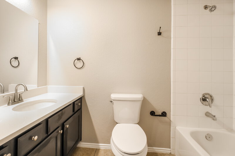 2,455/Mo, 3217 Anysa Ln Denton, TX 76209 Main Bathroom View