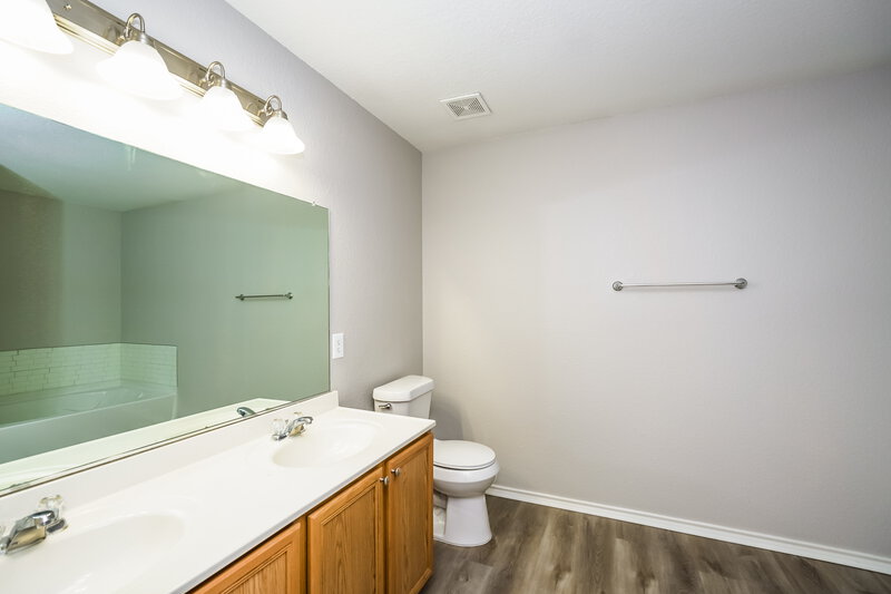 2,060/Mo, 14024 Sand Hills Dr Haslet, TX 76052 Main Bathroom View