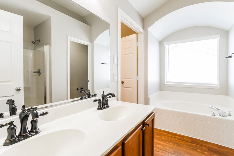 2,230/Mo, 9032 Wild Rose Ln Cross Roads, TX 76227 Main Bathroom View