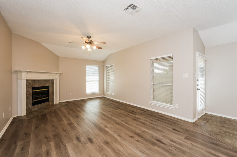 2,250/Mo, 604 Horseshoe Ct Desoto, TX 75115 Living Room View 2