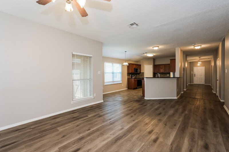 2,250/Mo, 604 Horseshoe Ct Desoto, TX 75115 Living Room View 3