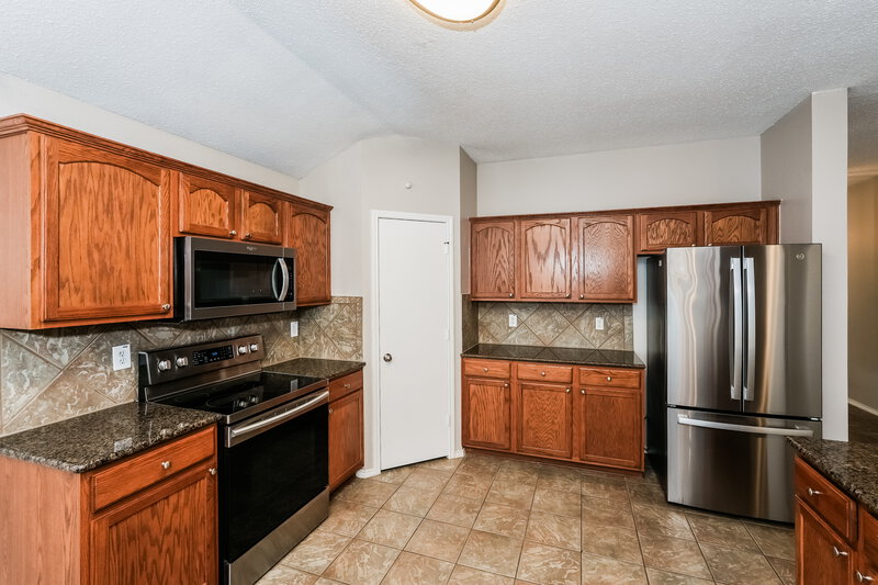 2,250/Mo, 604 Horseshoe Ct Desoto, TX 75115 Kitchen View 2