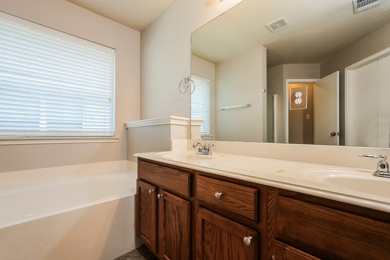 2,250/Mo, 604 Horseshoe Ct Desoto, TX 75115 Main Bathroom View