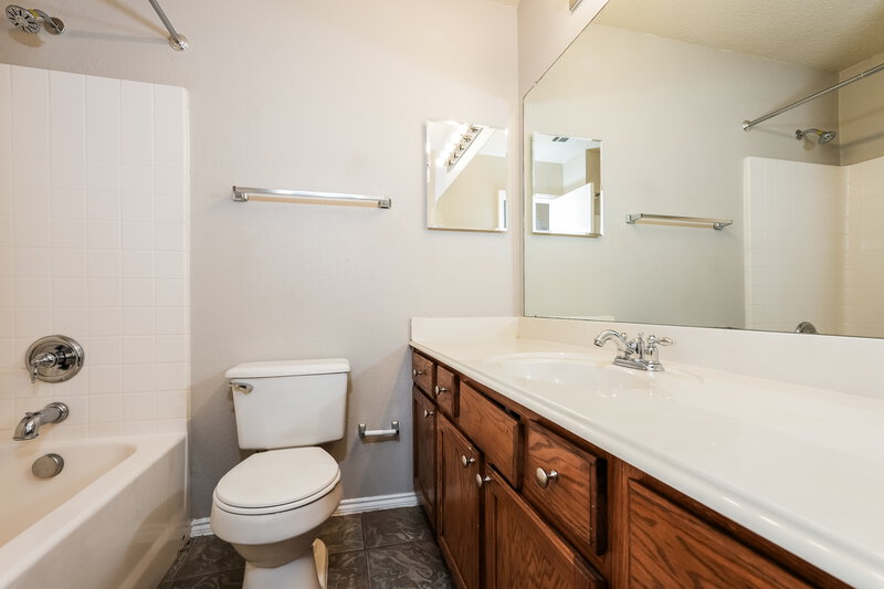 2,250/Mo, 604 Horseshoe Ct Desoto, TX 75115 Bathroom View