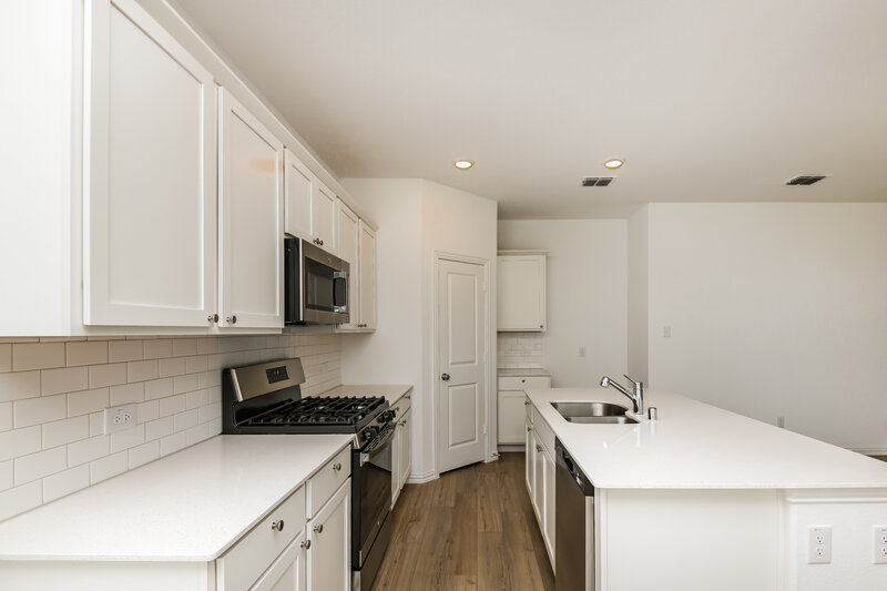2,385/Mo, 941 Rusty Spur Ln Fort Worth, TX 76052 Kitchen View 3