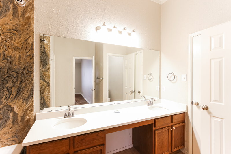 3,440/Mo, 221 Williams St Cedar Hill, TX 75104 Main Bathroom View