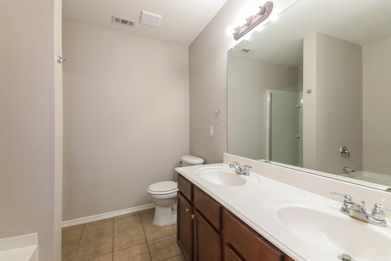 2,195/Mo, 526 Silver Leaf Dr Fate, TX 75087 Main Bathroom View