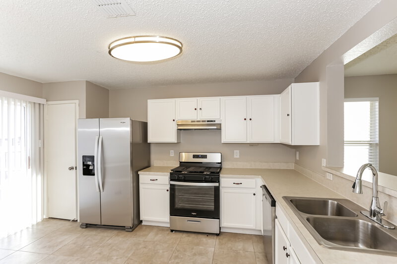 2,240/Mo, 904 Simi Dr Arlington, TX 76001 Kitchen View 2