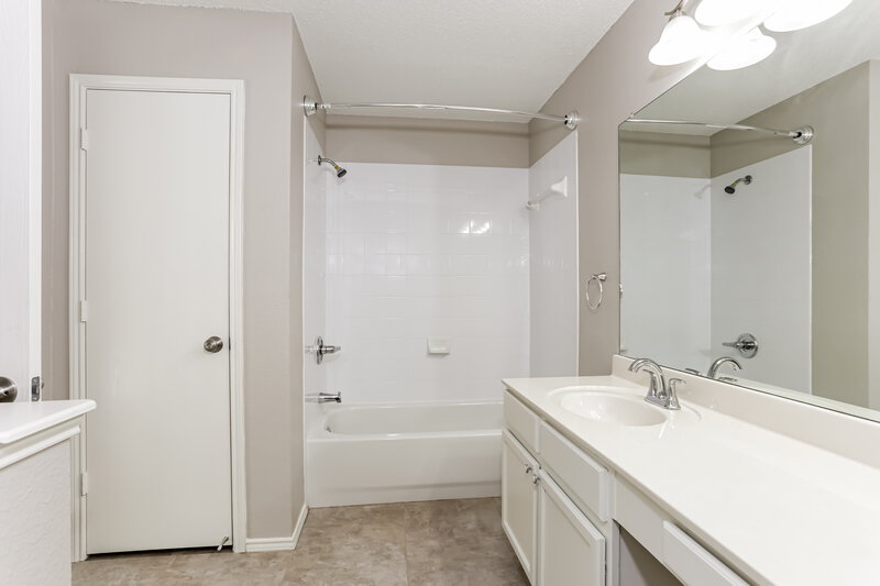 2,240/Mo, 904 Simi Dr Arlington, TX 76001 Main Bathroom View