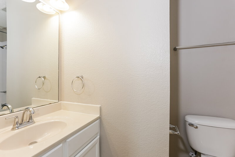 2,240/Mo, 904 Simi Dr Arlington, TX 76001 Bathroom View