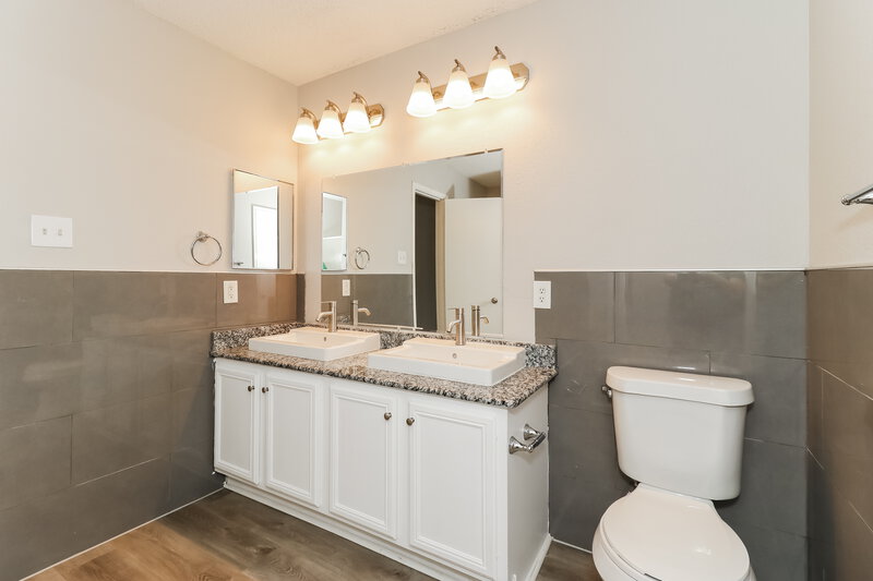 2,730/Mo, 6151 Delollis Dr Grand Prairie, TX 75052 Main Bathroom View