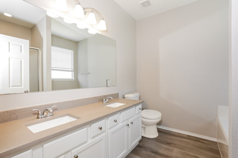 2,235/Mo, 7633 Hollow Forest Dr Fort Worth, TX 76123 Main Bathroom View