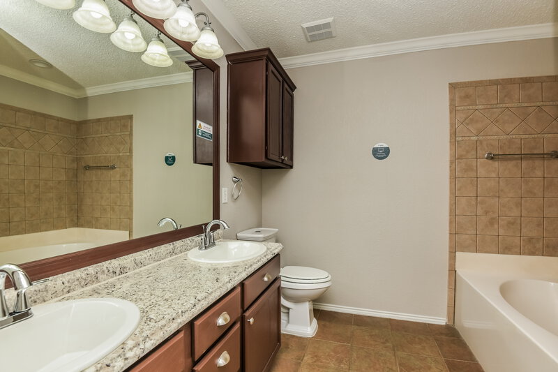 2,005/Mo, 10224 Dawson Trl Fort Worth, TX 76108 Main Bathroom View