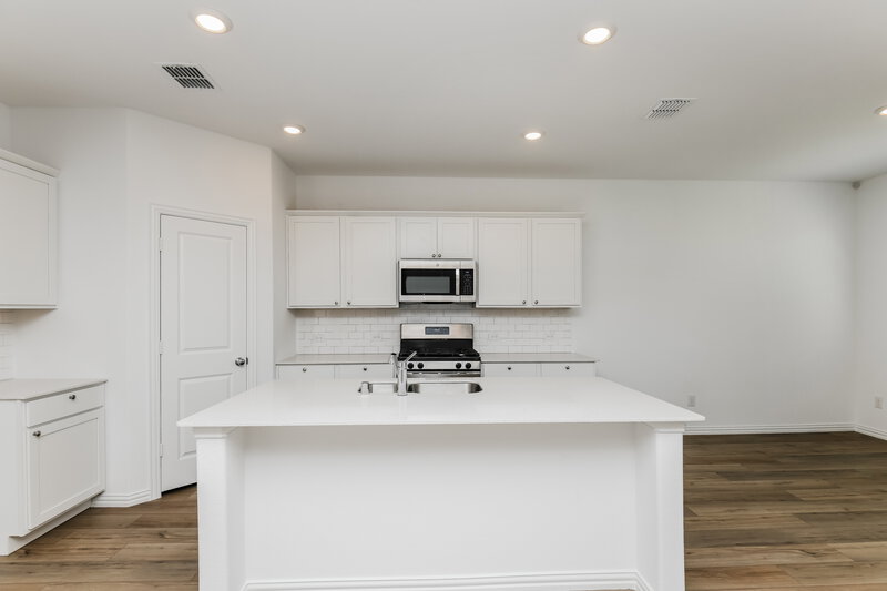 2,280/Mo, 937 Rusty Spur Ln Fort Worth, TX 76052 Kitchen View 2