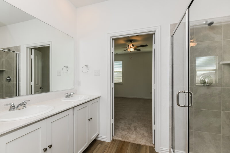 2,280/Mo, 937 Rusty Spur Ln Fort Worth, TX 76052 Main Bathroom View