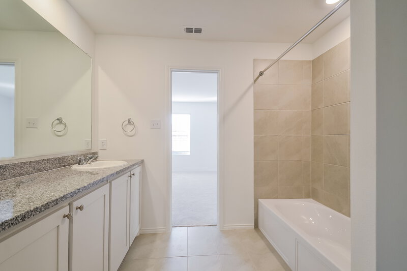 2,070/Mo, 411 Deerbrook Street Princeton, TX 75407 Main Bathroom View