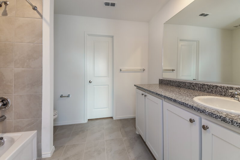 2,130/Mo, 315 Deerbrook Street Princeton, TX 75407 Main Bathroom View