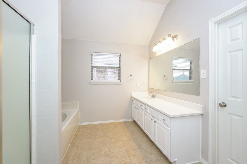 2,725/Mo, 1105 Hickory Bend Ln Fort Worth, TX 76108 Main Bathroom View