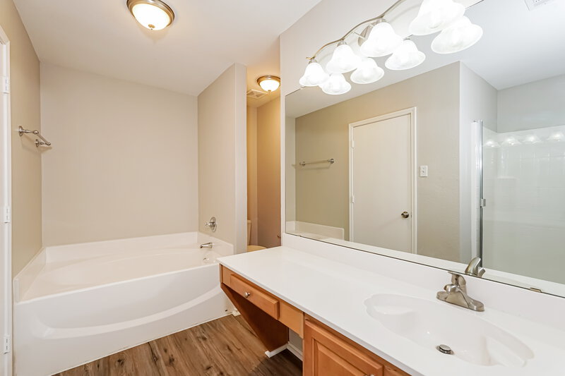 2,275/Mo, 1402 Lamesa Cir Midlothian, TX 76065 Main Bathroom View