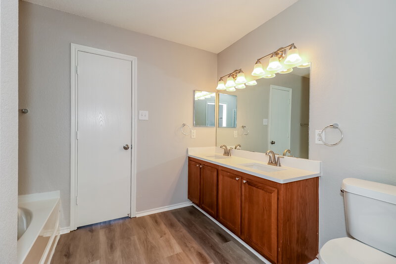 2,420/Mo, 3956 Irish Setter Dr Fort Worth, TX 76123 Main Bathroom View