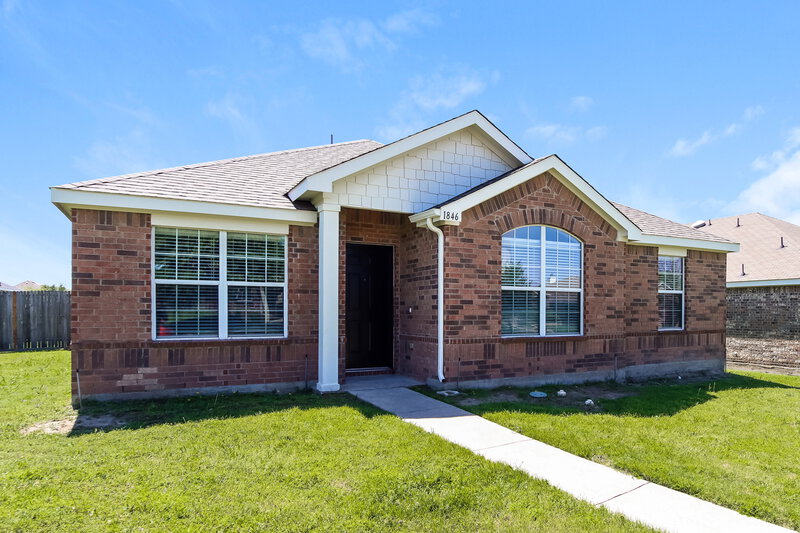 2,390/Mo, 1846 Shanna Dr Lancaster, TX 75134 Front View