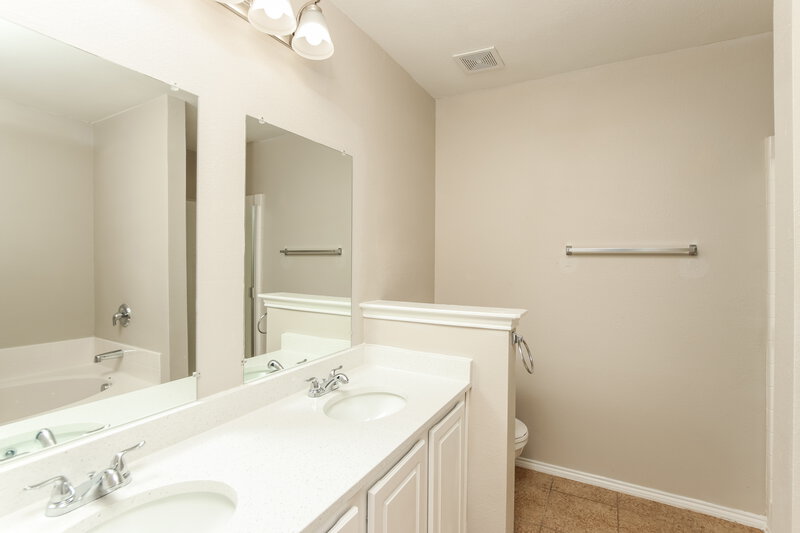 2,390/Mo, 1846 Shanna Dr Lancaster, TX 75134 Main Bathroom View
