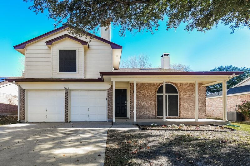 2,140/Mo, 7113 Royal Oak Dr Benbrook, TX 76126 External View
