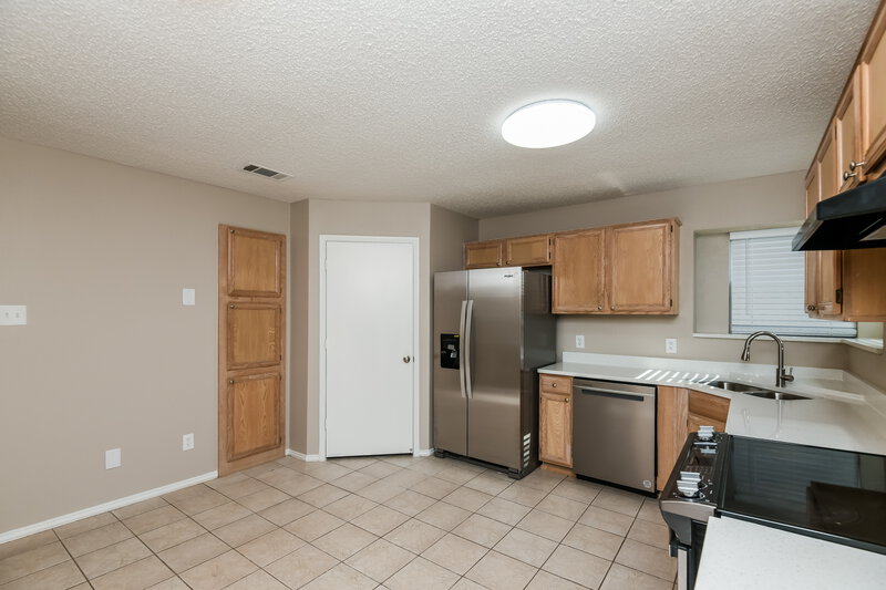 2,140/Mo, 7113 Royal Oak Dr Benbrook, TX 76126 Kitchen View 2