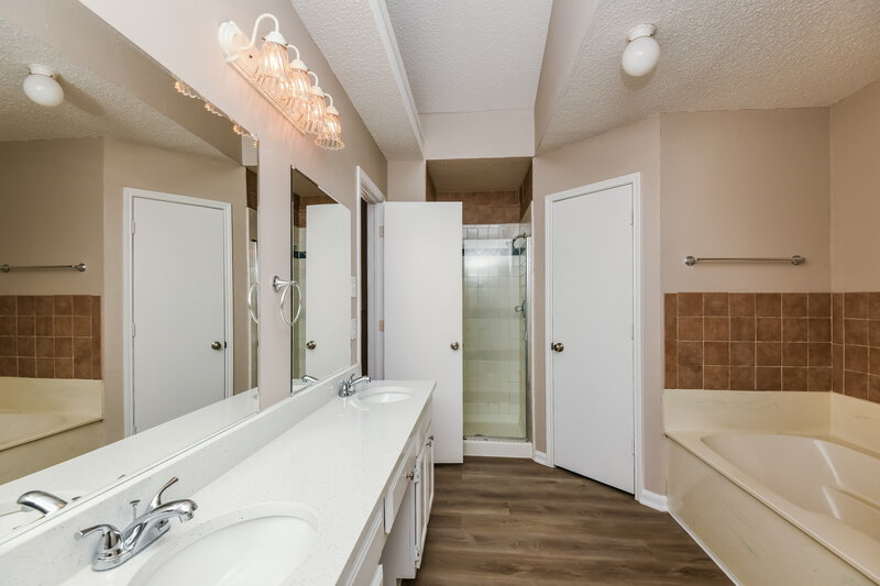 2,140/Mo, 7113 Royal Oak Dr Benbrook, TX 76126 Main Bathroom View