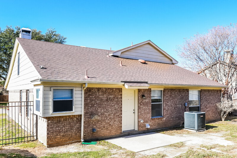 2,140/Mo, 7113 Royal Oak Dr Benbrook, TX 76126 Rear View