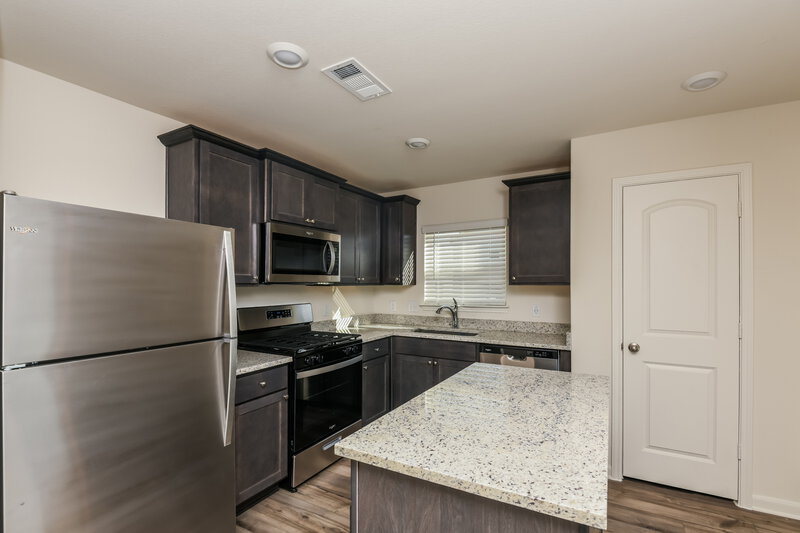2,130/Mo, 1332 Redpine Dr Fort Worth, TX 76140 Kitchen View