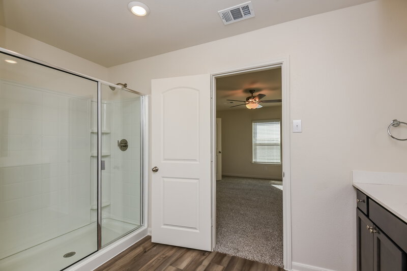 2,130/Mo, 1332 Redpine Dr Fort Worth, TX 76140 Main Bathroom View 2