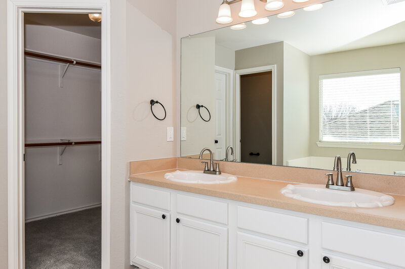 2,215/Mo, 1819 Fairbanks Dr Princeton, TX 75407 Main Bathroom View