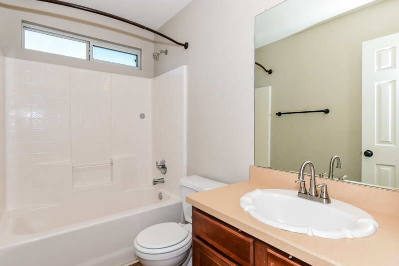 2,215/Mo, 1819 Fairbanks Dr Princeton, TX 75407 Bathroom View