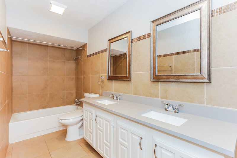 2,490/Mo, 6906 Forestview Dr Arlington, TX 76016 Main Bathroom View