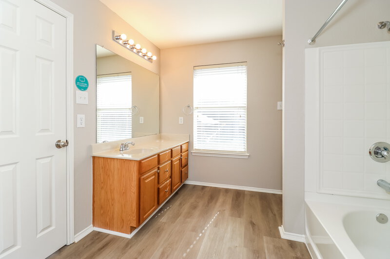 2,565/Mo, 9933 Mount Pheasant Rd Fort Worth, TX 76108 Main Bathroom View
