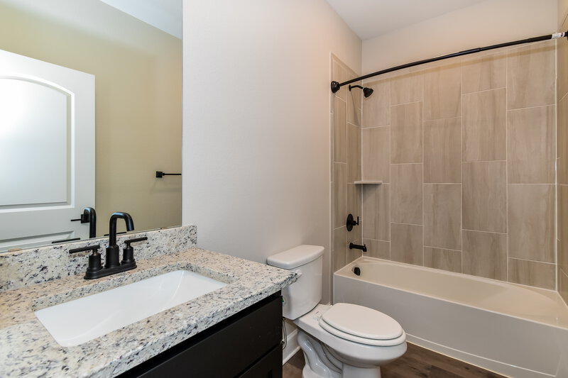 1,905/Mo, 1301 Butler Ave Princeton, TX 75407 Bathroom View