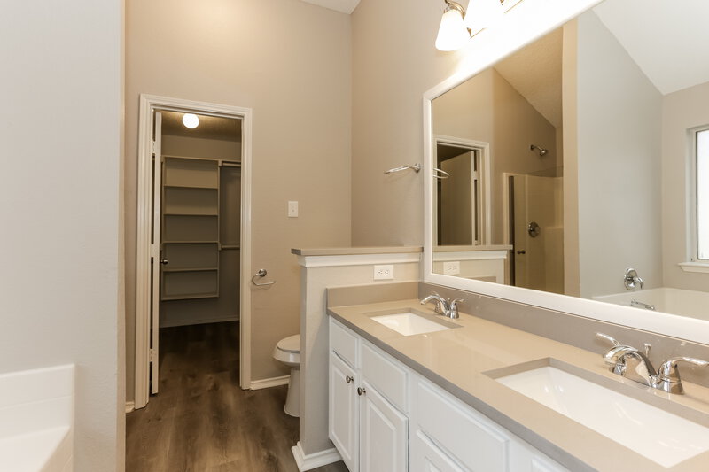 1,810/Mo, 841 Beaver Creek Dr Burleson, TX 76028 Main Bathroom View