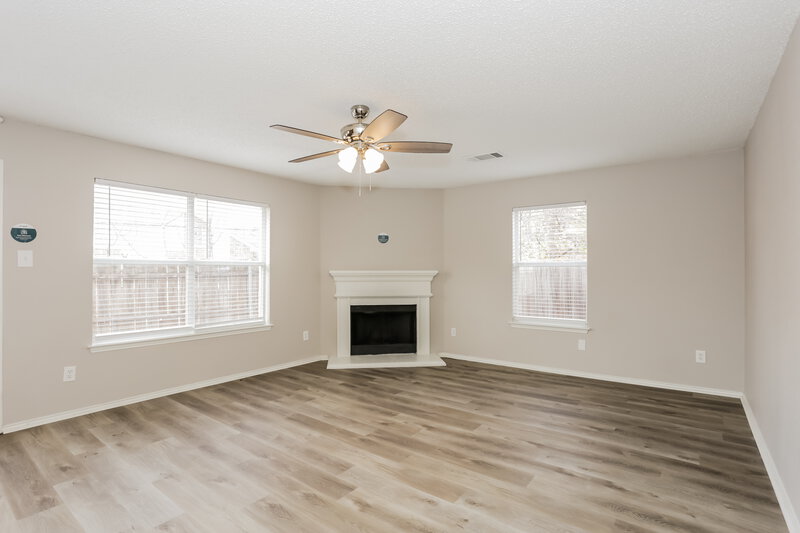 2,940/Mo, 5714 Roundup Trl Arlington, TX 76017 Living Room View 2