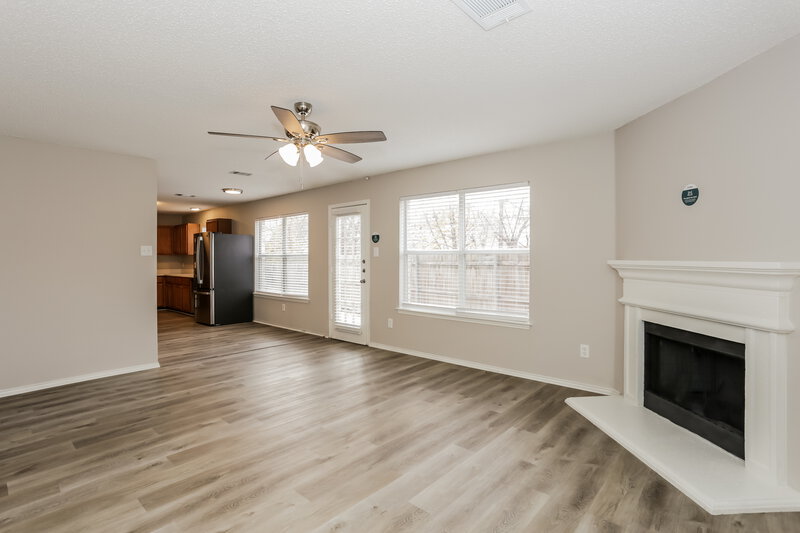 2,940/Mo, 5714 Roundup Trl Arlington, TX 76017 Living Room View 3
